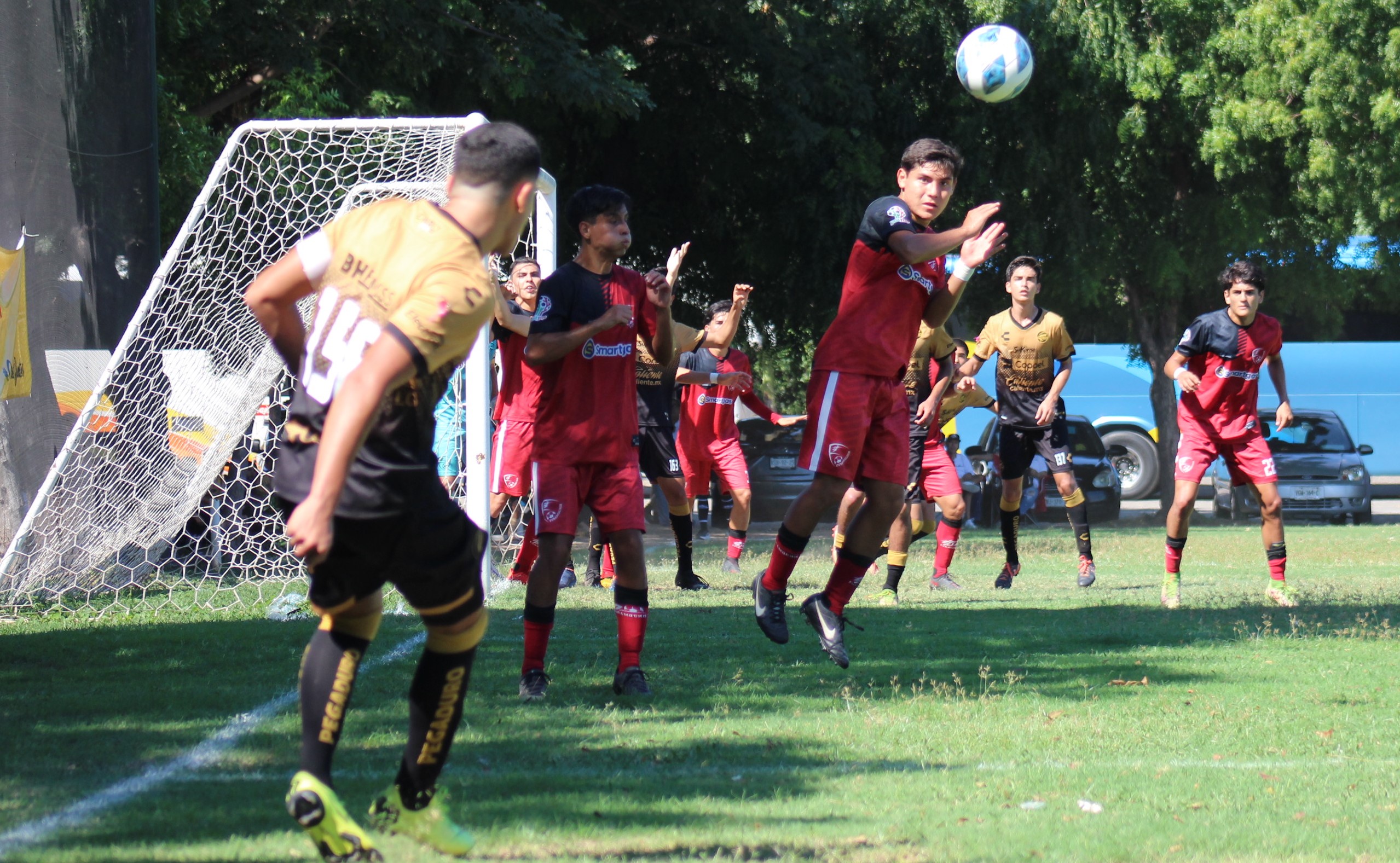 miky centra defensa despeja